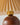 Houten tafellamp met beige geplooide kap, moderne verlichting, interieurdecoratie.