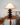Zwarte houten torenlamp met witte kap op ronde houten tafel, moderne interieurdecoratie.