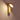 Houten wandlamp met betonnen kap, moderne verlichting, minimalistisch design, warm licht.