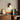 Moderne houten wandlamp, gebogen design, warm licht, interieurdecoratie, slaapkamerverlichting.