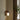Houten wandlamp met gebogen design, moderne verlichting, warm licht, interieurdecoratie.
