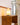Kerstboom tafellamp, warm wit licht, modern design, houten kast, sfeerverlichting, interieurdecoratie.