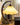Moderne houten tafellamp met gebogen arm en beige stoffen kap, sfeerverlichting.