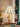 Klassieke messing vloerlamp met witte kap, vintage design, elegante woondecoratie.