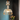 Gouden kristallen kroonluchter met glazen hangers, vintage stijl, verlichting interieur.