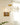 Glazen plafondlamp met gouden details, bloemmotief, modern design, woonkamerverlichting.