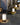 Moderne lantaarn tafellamp, zwart metaal, glazen paneel, buitenverlichting, tuinpad decor.