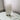 Witte moderne tafellamp, minimalistisch design, LED-verlichting, interieurdecoratie.