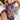 Vrouw in roze luipaardprint satijnen nachtjurk met zwarte kanten details.