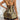 Vrouw in luipaardprint satijnen nachtjurk met kanten details, rug open, sexy lingerie.