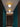 Gouden plafondlamp met stralend ontwerp en ronde bol in moderne hal.