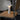 Moderne witte tafellamp op stoel, minimalistisch design, LED-verlichting, interieurdecoratie.