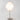 Moderne witte tafellamp met metalen voet, geschikt voor woonkamerverlichting.