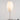 Witte tafellamp met stoffen kap, modern design, metalen voet, geschikt voor woonkamerverlichting.