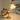 Antieke messing tafellamp met witte glazen kap op ronde tafel, vintage interieurdecoratie.