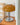 Bruine glazen tafellamp met chromen voet, retro design, slaapkamerdecoratie.