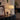 Orchidee stoffen tafellamp, beige kap, moderne interieurdecoratie, sfeerverlichting.
