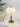 Orchidee stoffen tafellamp, wit met houten voet, elegante verlichting voor woonkamer.