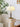 Orchidee stoffen tafellamp, wit, klassiek ontwerp, messing voet, interieurdecoratie.