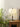 Orchidee stoffen tafellamp, wit, modern design, woonkamer decor, houten tafel.