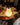 Peer-vormige tafellamp met ingebouwde batterij, warm wit licht, modern design, op houten tafel.