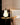 Peer-vormige tafellamp met ingebouwde batterij op nachtkastje, modern design, warm licht.