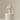 Piramide tafellamp, marmer basis, beige kap, modern design, sfeerverlichting.