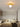 Gouden plafondlamp met moderne zonnestraalontwerp in een stijlvolle slaapkamer.