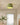 Groene plafondlamp in moderne keuken, geribbeld ontwerp, energiezuinig, eigentijdse verlichting.