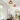 Rotan plafondlampen in moderne hal, houten meubels, grote ramen, natuurlijke decoratie.
