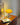 Gele Quadrifoglio tafellamp op houten kast, modern design, chromen voet, interieurdecoratie.