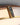 Gouden plafondlamp met glazen kap en decoratief patroon, moderne verlichting.