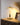 Gouden tafellamp met glazen kap op houten tafel, moderne verlichting, interieurdecoratie.
