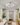 Moderne groene plafondlamp met witte glazen kappen in woonkamer, Scandinavisch interieurontwerp.