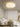 Moderne witte plafondlamp in slaapkamer, golvend ontwerp, energiezuinige LED-verlichting.