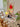 Bureau met robot tafellamp, laptop, kalender en decoraties, moderne werkplek inrichting.