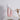 Roze tafellamp met twee witte bollen, modern design, decoratieve verlichting.
