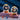 Twee glazen bollen met sterrenstelsel en astronaut, houten basis, sfeerverlichting, decoratie.