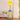 Gele spiraalvormige tafellamp met smiley, moderne decoratieve verlichting, blauw en geel design.