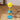 Gele smiley tafellamp met spiraalveer, blauwe voet, moderne decoratieve verlichting.