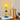Gele spiraalvormige tafellamp met smiley, blauwe basis, moderne interieurdecoratie.