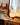 Perenvormige tafellamp met ingebouwde batterij, warm wit licht, modern design, houten tafel.
