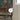 Chromen tafellamp met ronde kap, moderne designverlichting, interieurdecoratie.