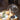 Transparante glazen tafellamp op houten tafel met decoratieve items, moderne interieurverlichting.