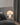 Moderne tafellamp met glazen kap, metalen basis, warm licht, slaapkamerdecoratie.