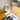 Witte design tafellamp met spiraalvorm op houten tafel, moderne interieurdecoratie.
