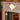 Antieke messing tafellamp met glazen kap, vintage design, decoratieve verlichting.