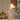 Antieke messing tafellamp met witte kap, vintage design, decoratief interieuraccessoire.