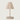 Beige tafellamp, modern design, metalen kap, minimalistisch, interieurverlichting.