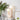 Moderne keramische tafellamp, beige, met twee ronde lampen, op witte kast naast planten.